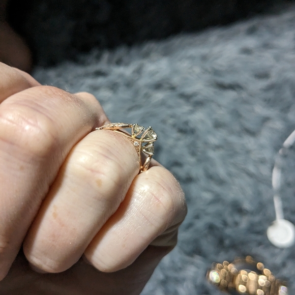 Engagement ring - Picture 2 of 4